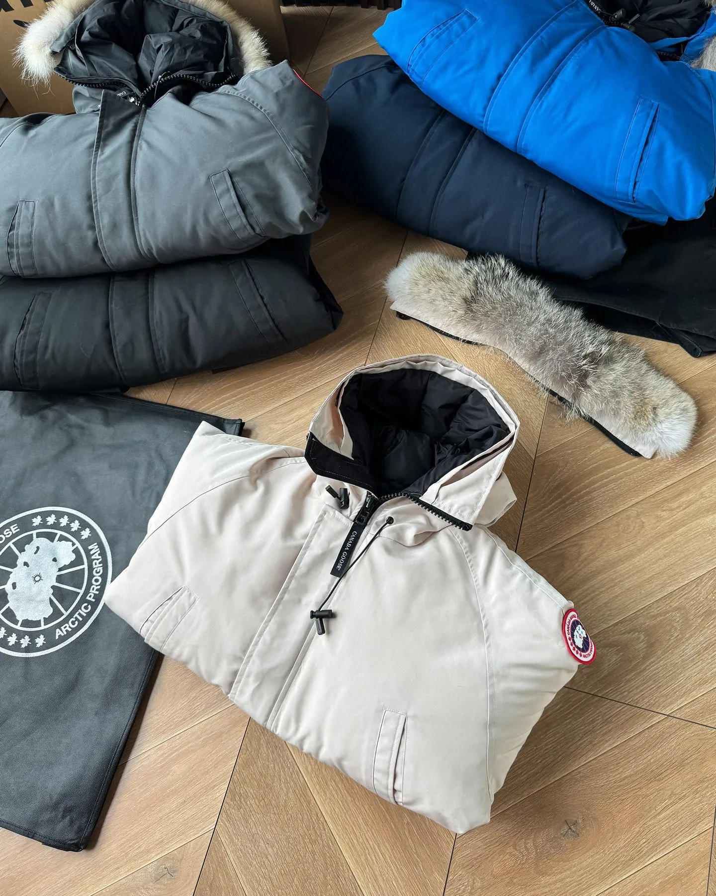 P720 🆕Top version! Comes with a tote bag! Chip version💰𝑪𝒂𝒏𝒂𝒅𝒂 𝑮𝒐𝒐𝒔𝒆/Canada Goose Chilliwack Goose 01 bomber jacket down! The top original replica version refers to the highest version in China currently (there is no one) ⚠️Note: There is no foundry in China! ! ! Saying it is original order, ZP goods, pure original goods, etc. is just a gimmick by some peers. Do not be deceived!  ⚠️Note: The latest version of this year’s authentic product has a strap (the latest version can be bought at the newly opened Galeries Lafayette Canada Goose counter in Beijing) ⚠️Note: (The authentic product does not have blue wash marks this year) Version comparison introduction 1⃣️Top replica: Made of 18-count polyester-cotton blended fabric imported from South Korea (authentic synchronized fabric), national standard 90 white duck down, western Canadian coyote hair 2⃣️Mid-range version: Made of domestically produced 21-count polyester-cotton fabric, 50% standard white duck down, Eastern Canada coyote hair, top original goose analysis Analysis 1 (wolf hair): All customers are guaranteed to receive a fur collar that is grayer than the original color. Each wolf hair is 55cm long and 14cm wide, all made from wild first-grade gray wolf skins in western Canada! Analysis 2 (Trademark): We use dyed embroidery thread to truly achieve 100% reproduction of the trademark, ensuring that the embroidery thread is exactly the same as ZP, with zero color difference and 100% reproduction of the map letters! (We can guarantee that no one in our industry is more attentive and professional than us!) Analysis 3 (fabric): As we all know, the Canada Goose ZP fabric in previous years was a 21-count polyester-cotton washed, calendered and brushed fabric that was relatively hard. Last year and this year, dozens of authentic products purchased were all made of 18-count pure cotton fabrics, and we finally decided to use 18-count polyester cotton! (ZP synchronized fabric) Analysis 4 (Accessories): Domestic exclusive version of Velcro, one to one Y-shaped double hook original Velcro, YKK zipper, exclusive original workmanship of washed threaded down jacket!  Authentic products are not 100% perfect and flawless. Authentic products also have velvet hair loss, and most of the authentic wolf fur is mainly eastern yellow wolf fur. (Because our wolf skins are all auctioned at the same auction house as authentic products) There is an auction list to prove it.  At the same time, I will teach you a trick: buy an authentic product from Tmall, buy a piece of clothing from a merchant you trust at the same time, and come back to compare the details. ⚠️ Remember you get what you pay for! Don't be greedy for small gains, or you will suffer big losses! Color: Black Navy Beige Graphite Gray Royal Blue Size: XS S M L 54 120 84 79 140-160 XL 56 124 86 81 160-180 XXL 58 128 88 83 180-200